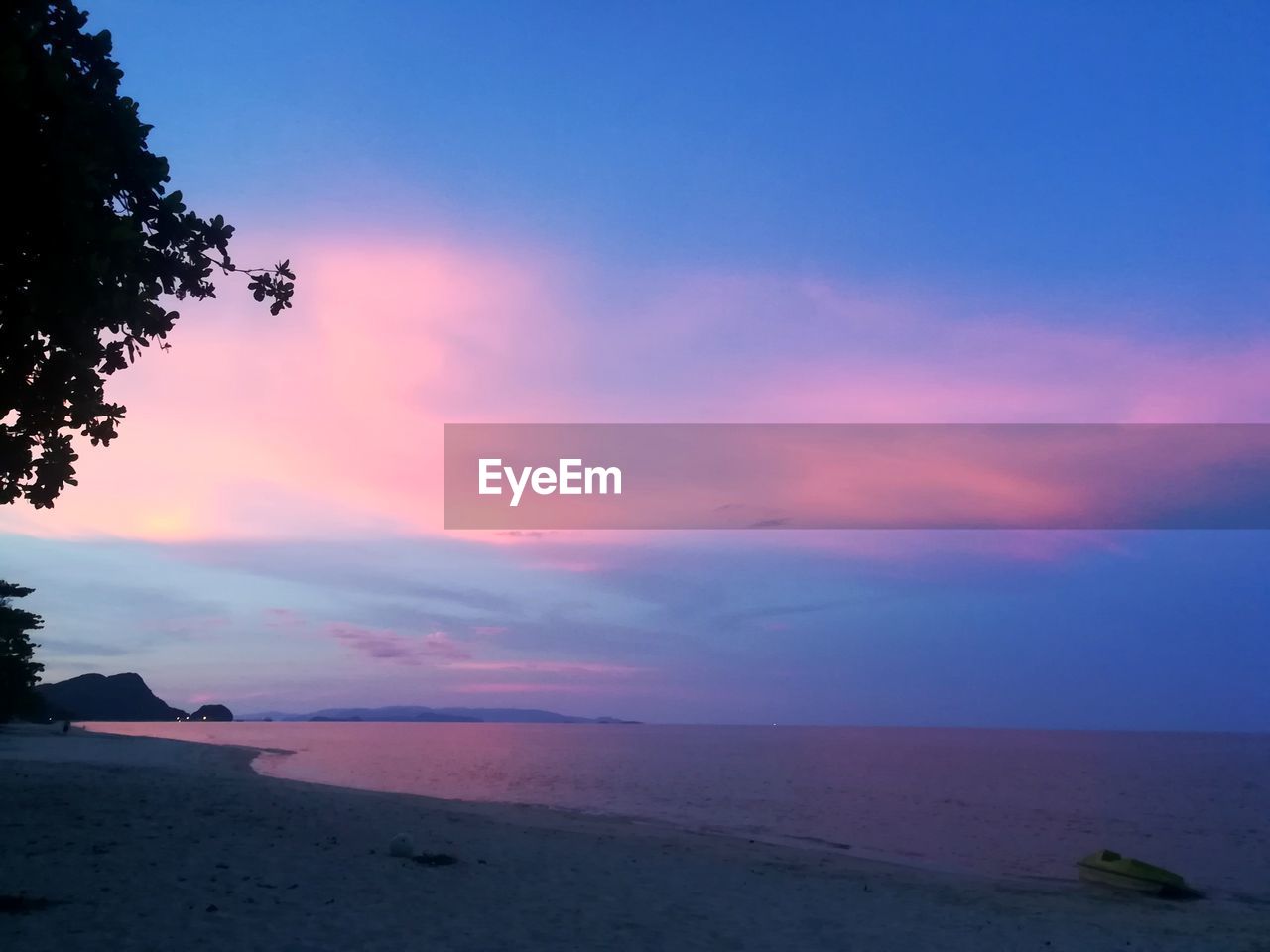 SCENIC VIEW OF BEACH AGAINST SKY DURING SUNSET