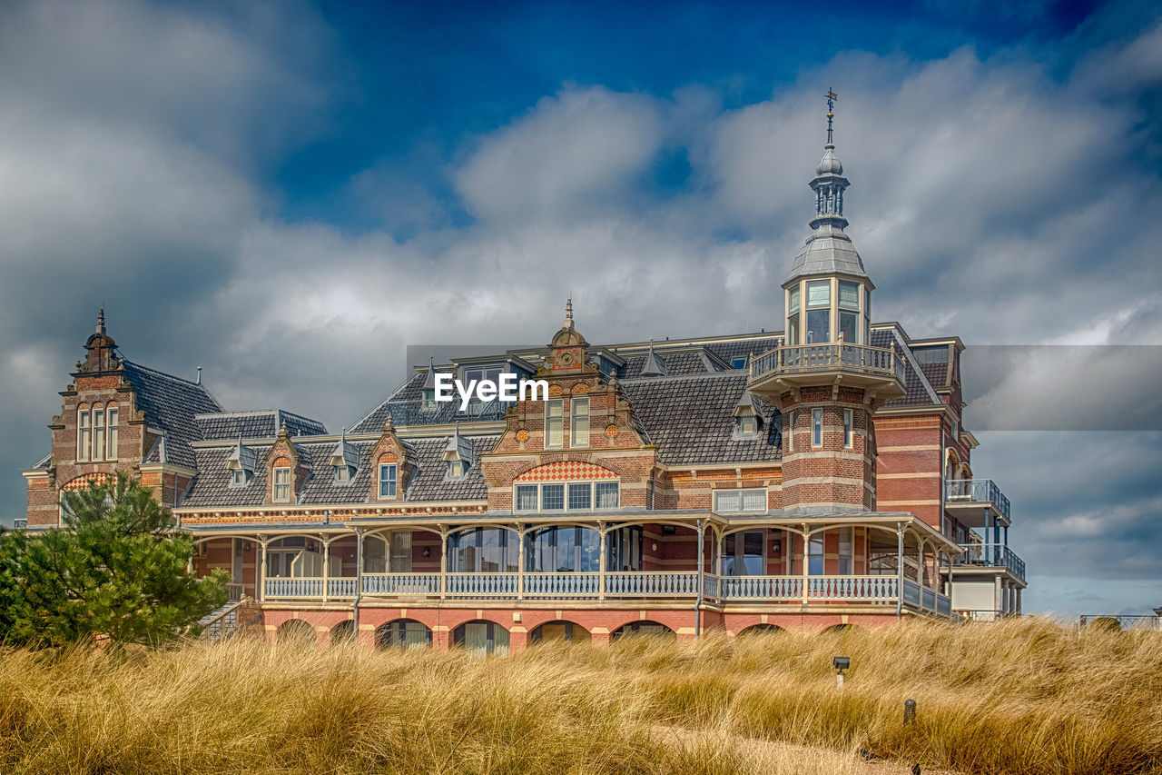 LOW ANGLE VIEW OF HISTORIC BUILDING AGAINST SKY