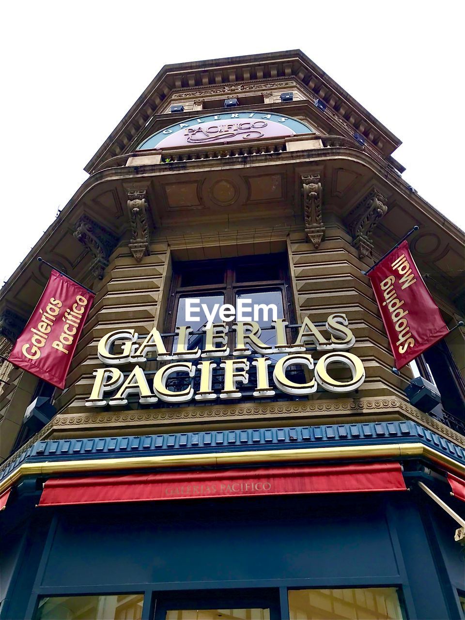 LOW ANGLE VIEW OF HISTORIC BUILDING AGAINST SKY