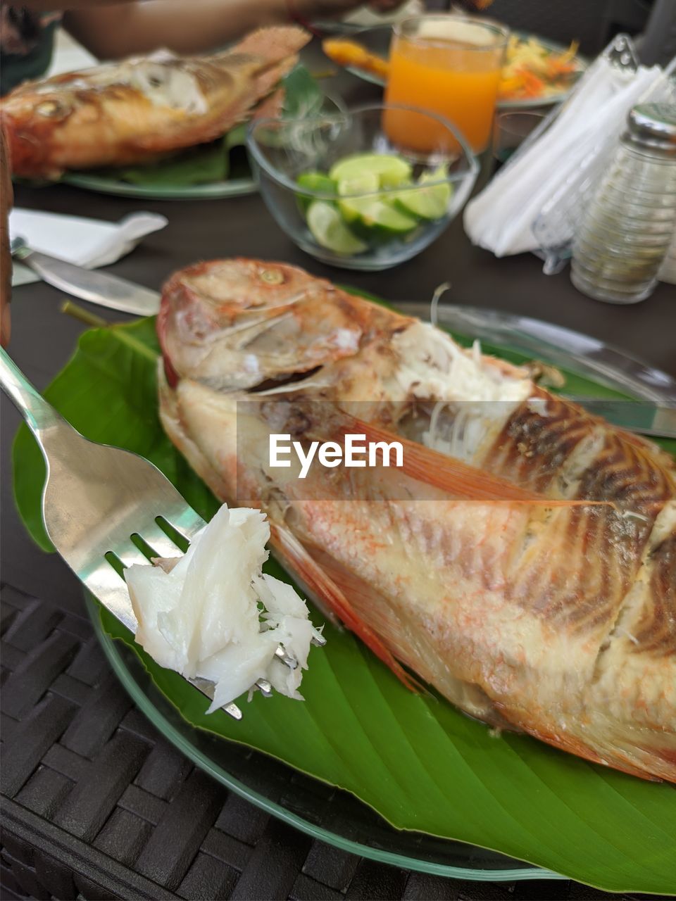 HIGH ANGLE VIEW OF FISH SERVED IN PLATE