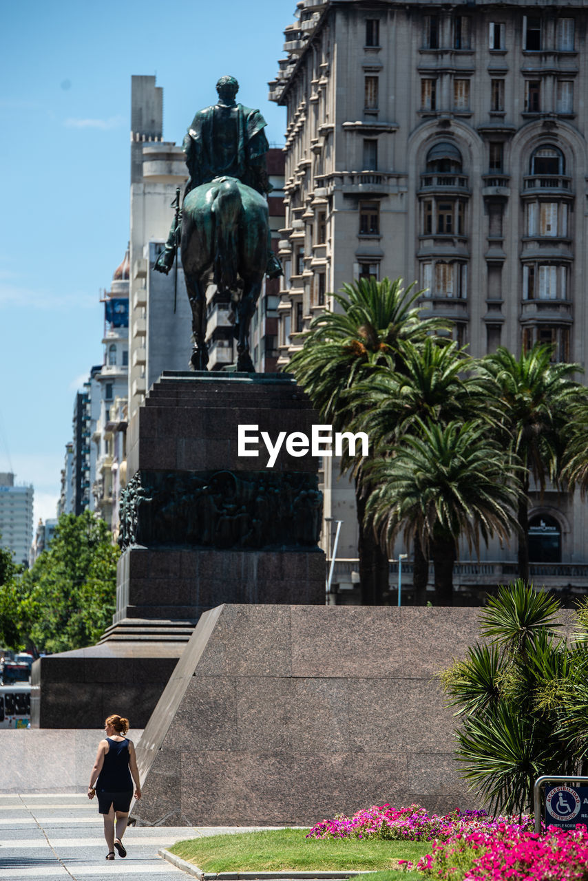 STATUE OF MAN AND WOMAN WALKING IN BUILDING