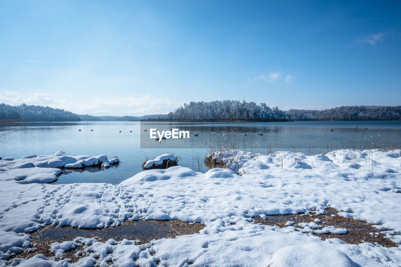 SCENIC VIEW OF FROZEN LAKE AGAINST SKY DURING WINTER