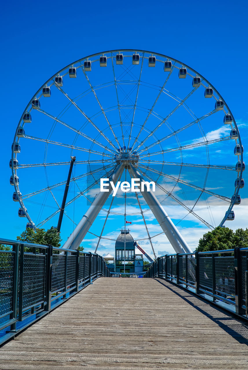 FERRIS WHEEL IN AMUSEMENT PARK