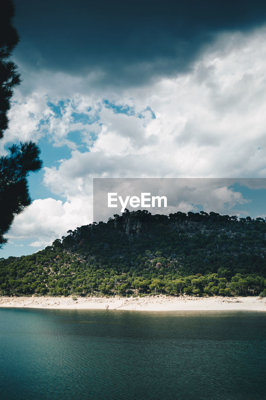 SCENIC VIEW OF SEA BY MOUNTAIN AGAINST SKY