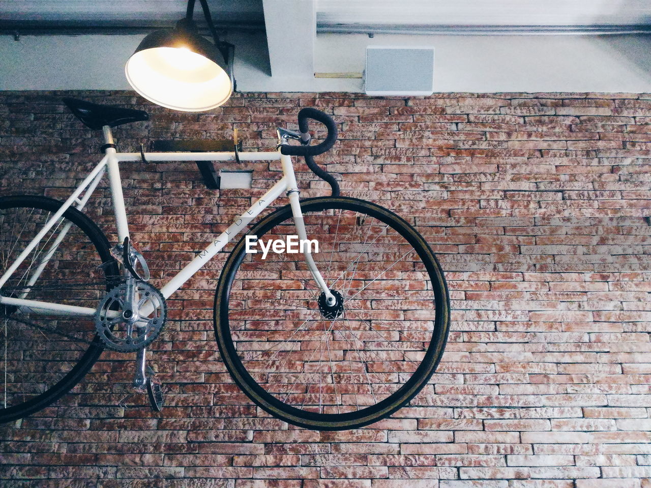 CLOSE-UP VIEW OF BICYCLE