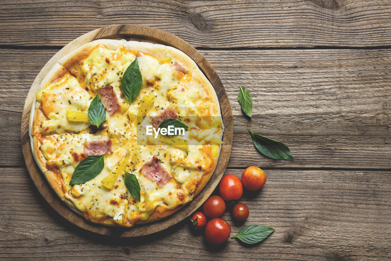 HIGH ANGLE VIEW OF PIZZA IN BOWL ON TABLE