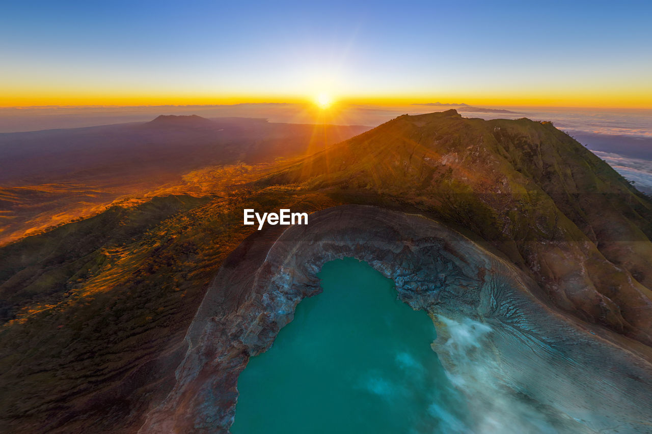SCENIC VIEW OF MOUNTAINS AGAINST SKY AT SUNSET
