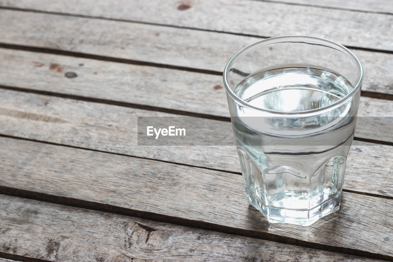 CLOSE-UP OF GLASS OF WATER ON TABLE