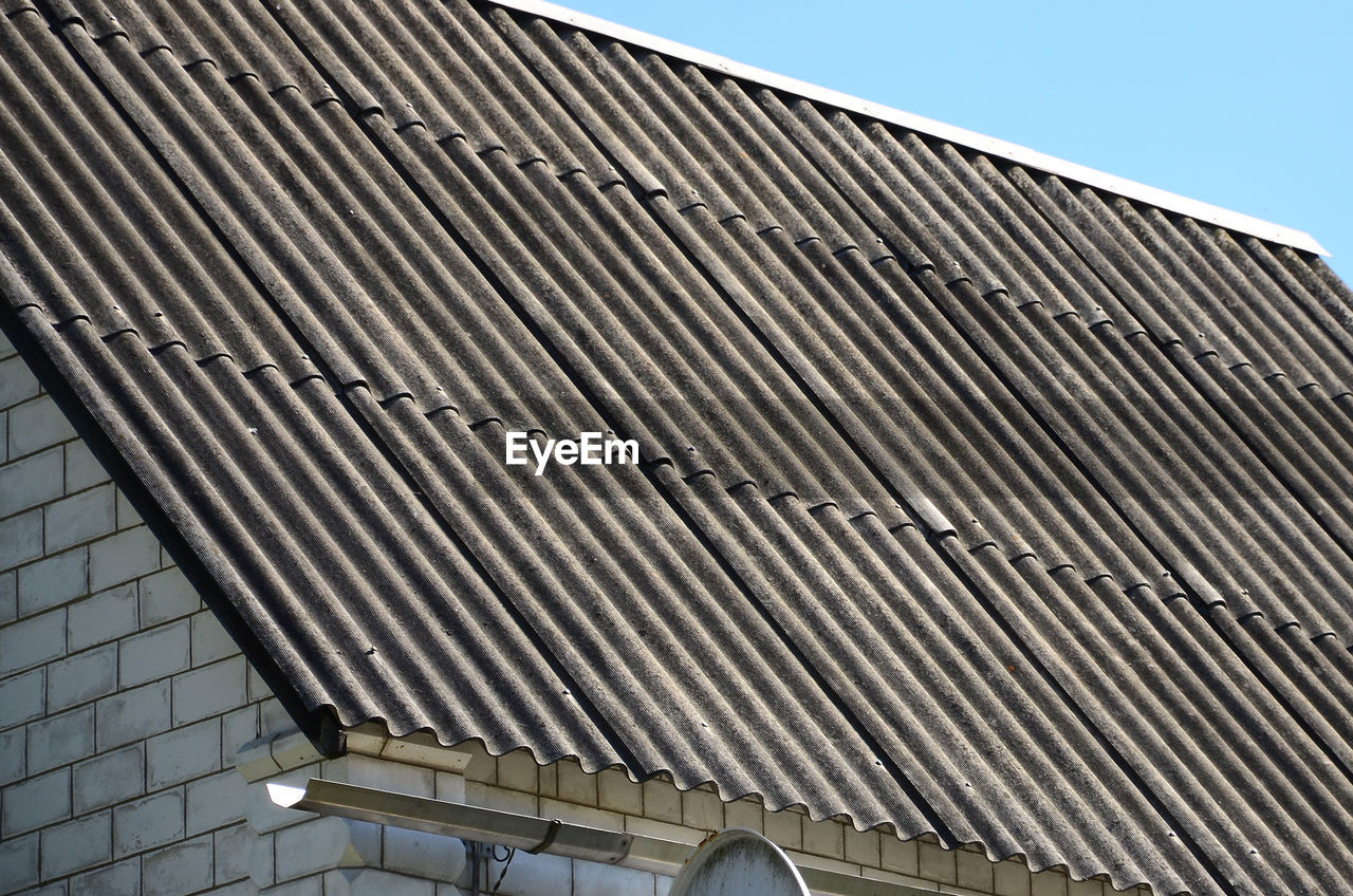 LOW ANGLE VIEW OF BUILDING ROOF AGAINST SKY