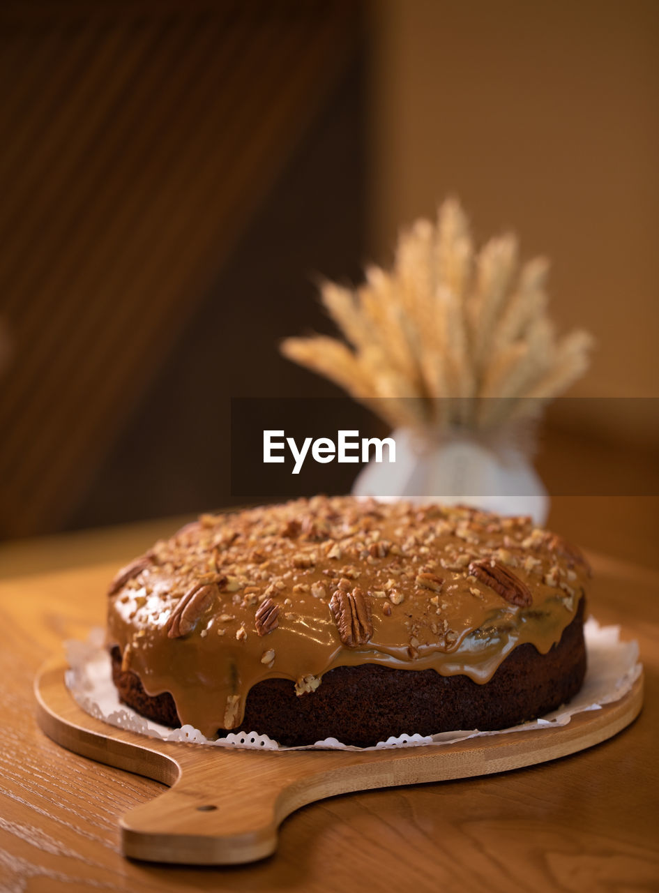 CLOSE-UP OF CHOCOLATE CAKE