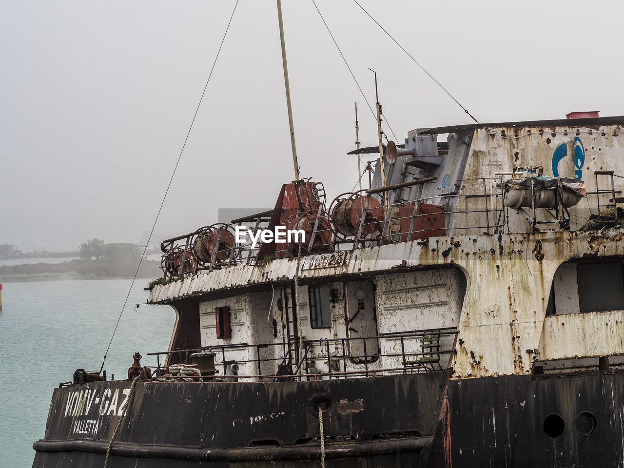 ABANDONED SHIP IN SEA AGAINST SKY