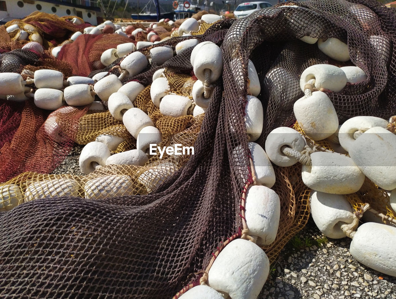 HIGH ANGLE VIEW OF FISHING NET ON WOOD