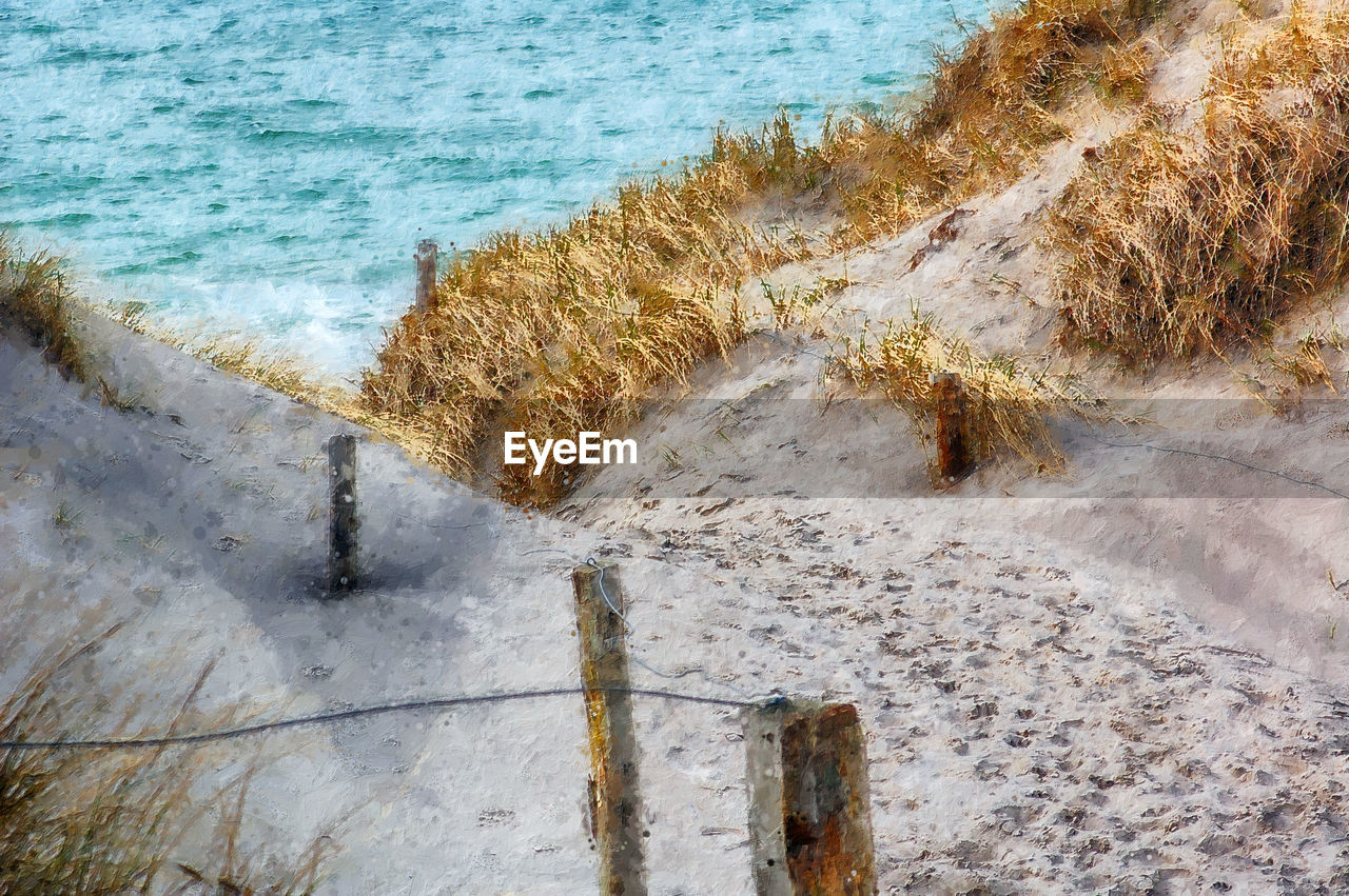 HIGH ANGLE VIEW OF SEA WAVE