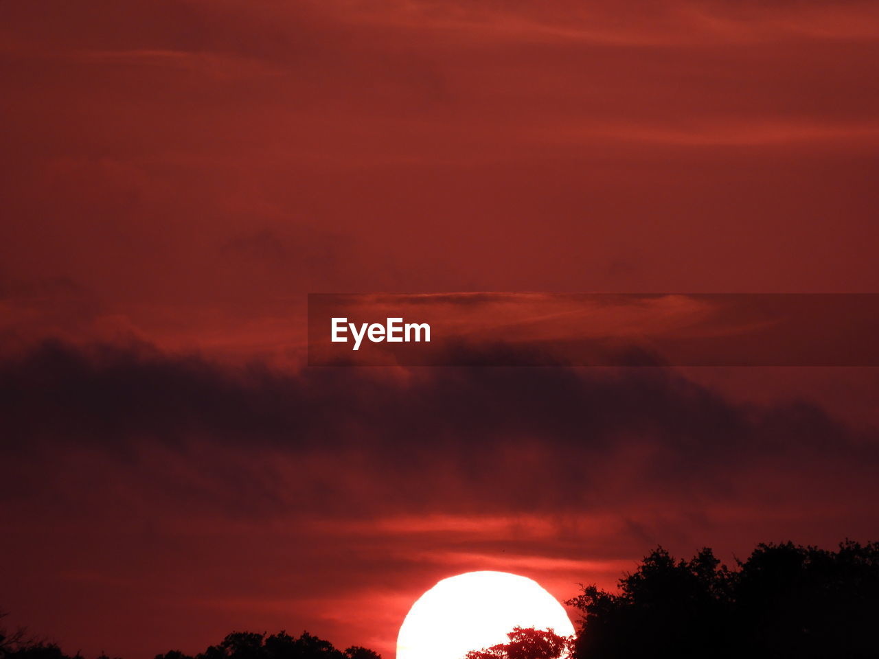 LOW ANGLE VIEW OF DRAMATIC SKY AT SUNSET