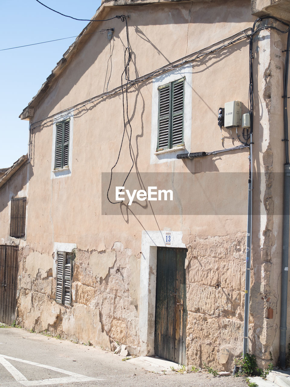 LOW ANGLE VIEW OF OLD BUILDING AGAINST WALL