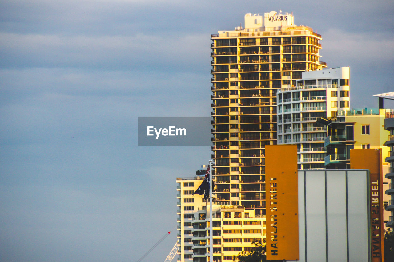 MODERN SKYSCRAPER AGAINST SKY IN CITY