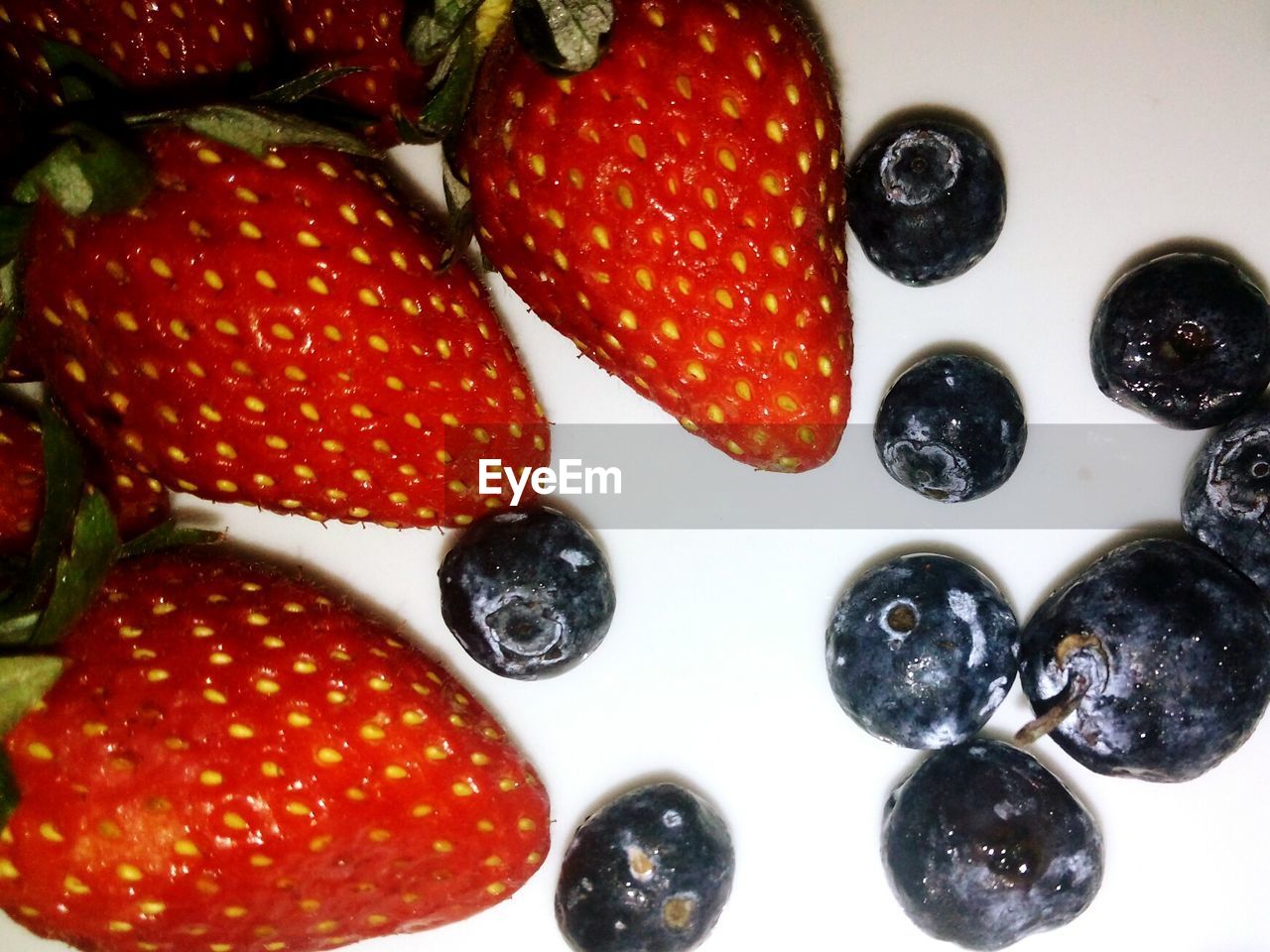 HIGH ANGLE VIEW OF STRAWBERRIES ON PLATE