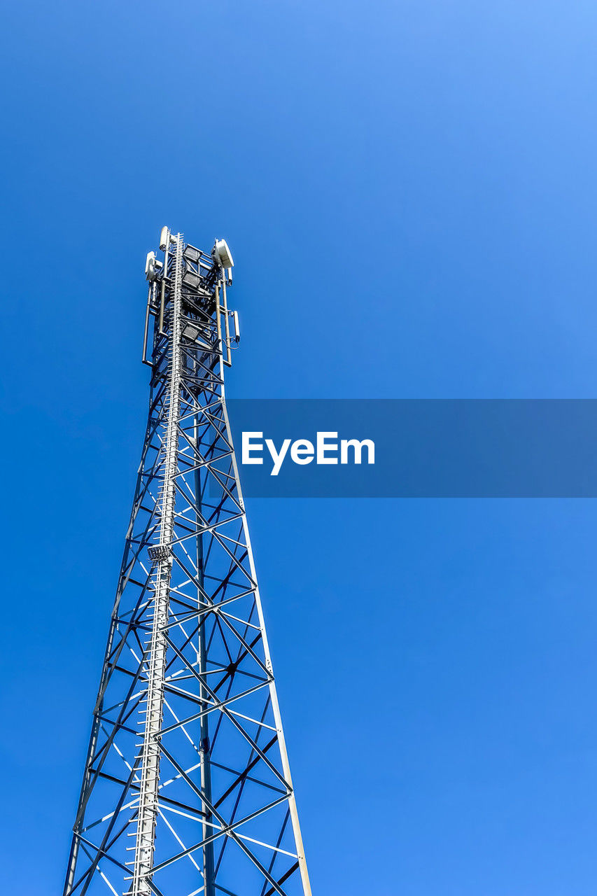global communications, technology, communications tower, tower, sky, broadcasting, built structure, communication, architecture, blue, telecommunications engineering, metal, wireless technology, satellite dish, clear sky, telecommunications equipment, satellite, copy space, nature, no people, antenna, transmission tower, electricity, industry, steel, low angle view, mast, alloy, outdoors, radio, day, overhead power line, television industry, microwave, business finance and industry, skyscraper, sunny
