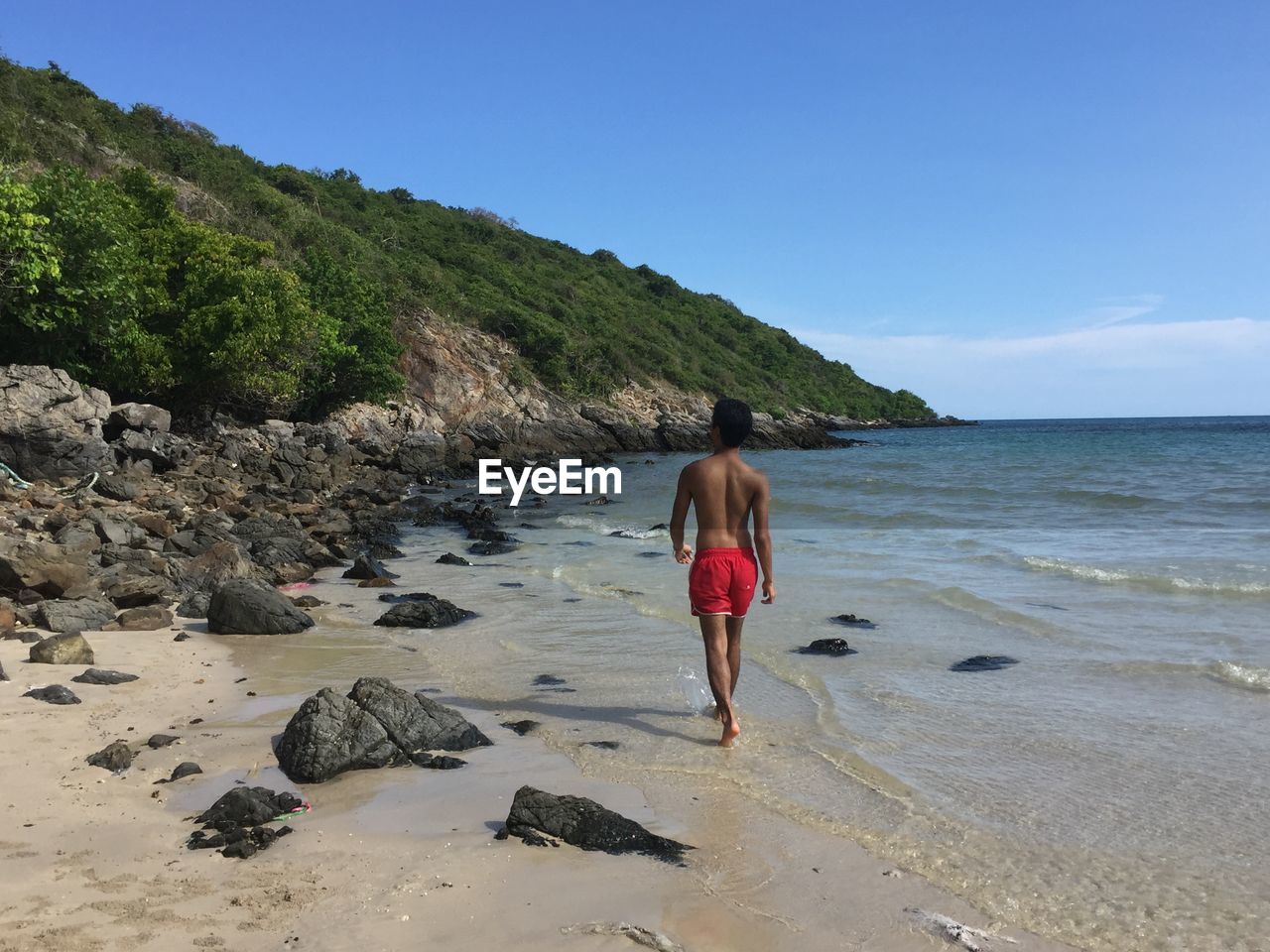 FULL LENGTH REAR VIEW OF WOMAN ON BEACH