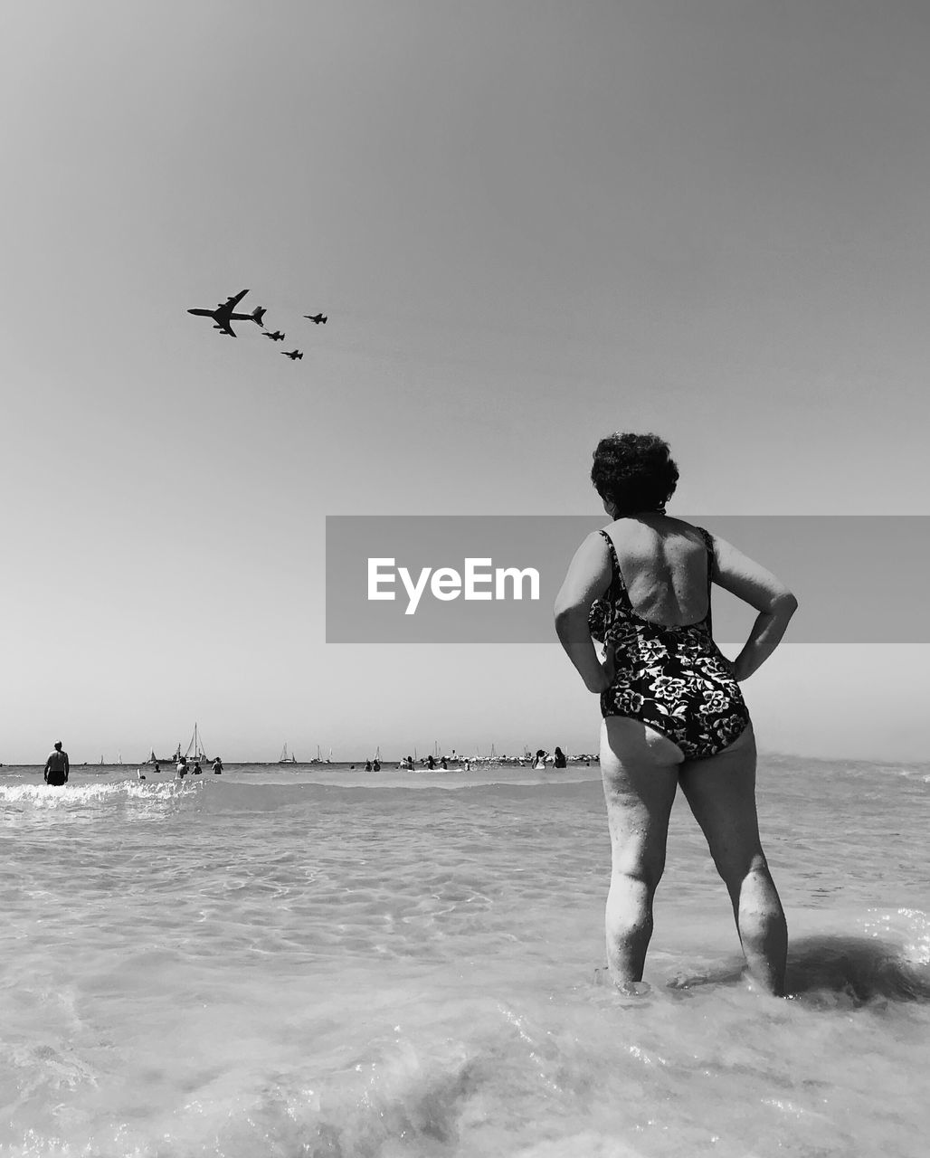 LOW ANGLE VIEW OF AIRPLANE FLYING OVER SEA AGAINST SKY