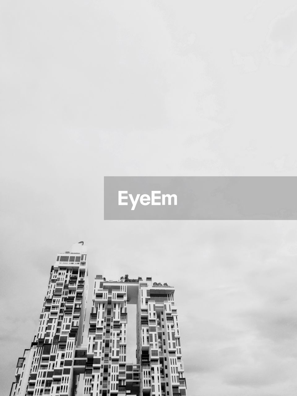 LOW ANGLE VIEW OF MODERN BUILDING AGAINST SKY