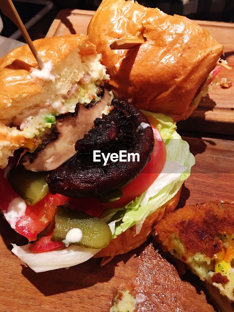 CLOSE-UP OF BURGER ON TABLE