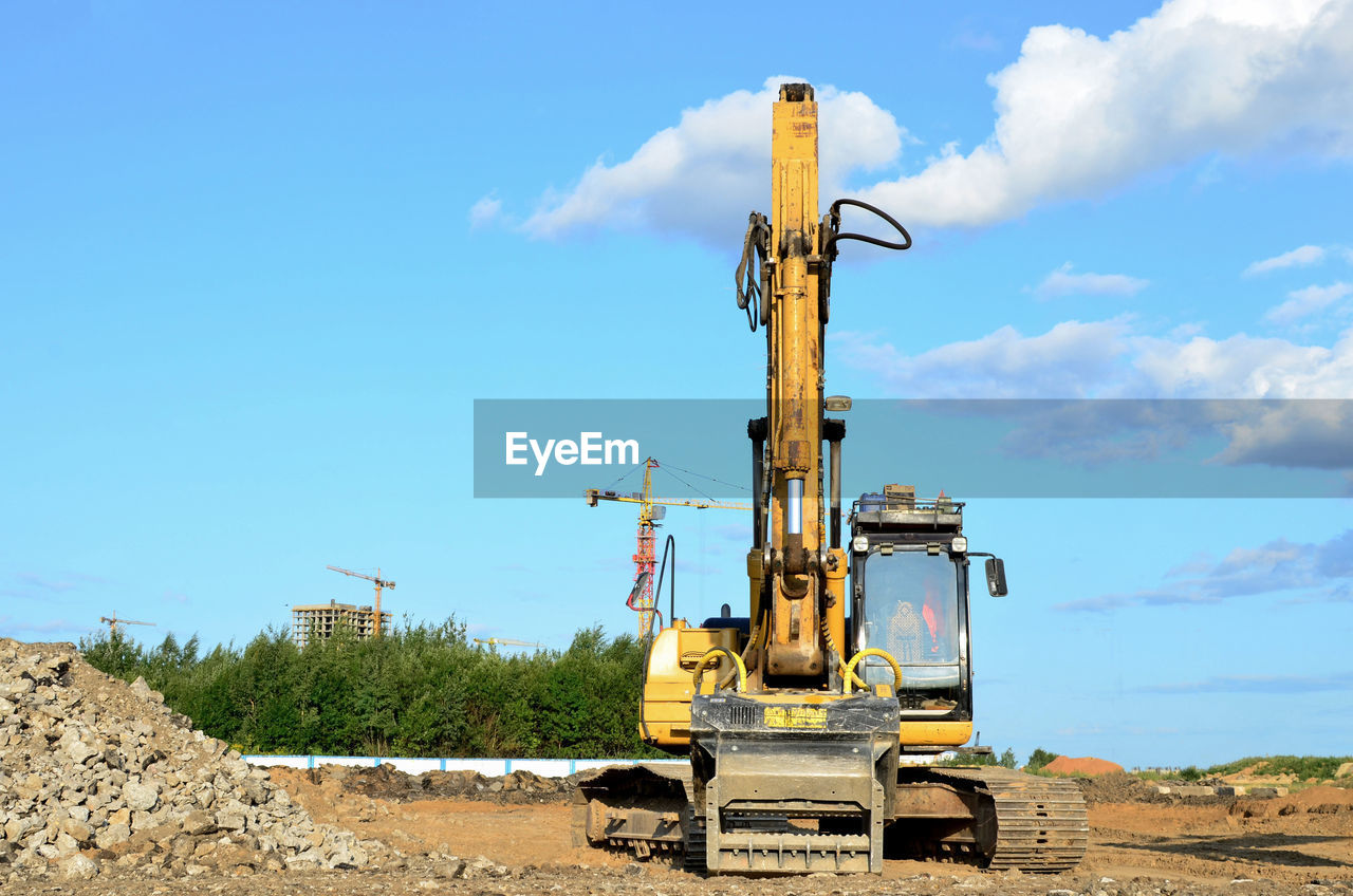 CRANE AT CONSTRUCTION SITE