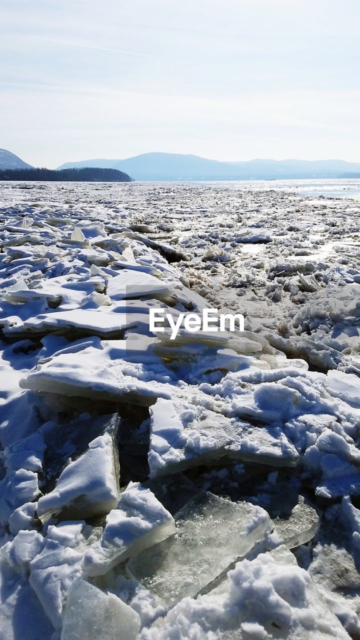 SCENIC VIEW OF SEA AGAINST SKY DURING WINTER