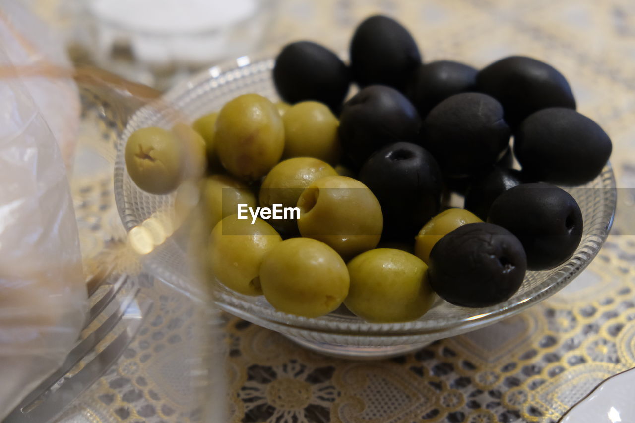 HIGH ANGLE VIEW OF GRAPES IN BOWL
