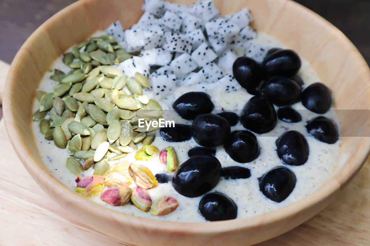 HIGH ANGLE VIEW OF CHOPPED FRUITS IN BOWL