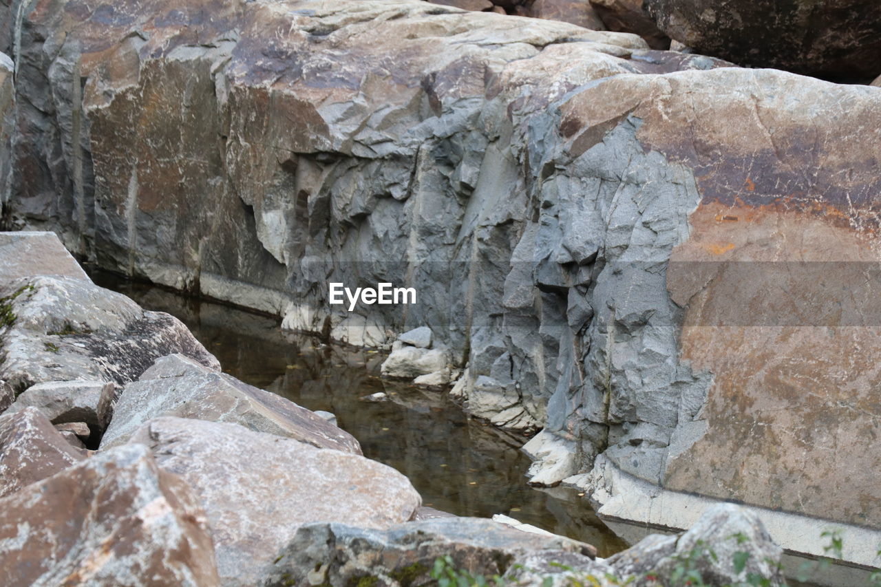 CLOSE UP OF ROCKS