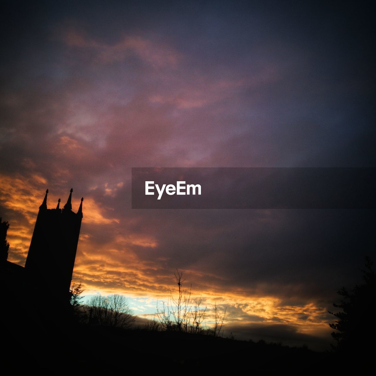 LOW ANGLE VIEW OF DRAMATIC SKY OVER SILHOUETTE OF BUILDING