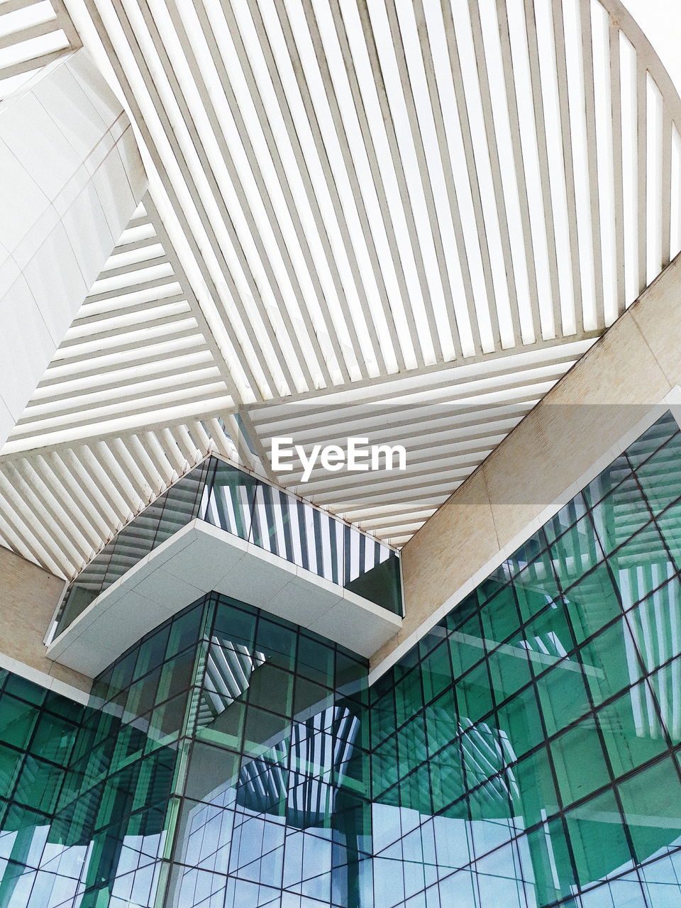 LOW ANGLE VIEW OF CEILING OF BUILDING