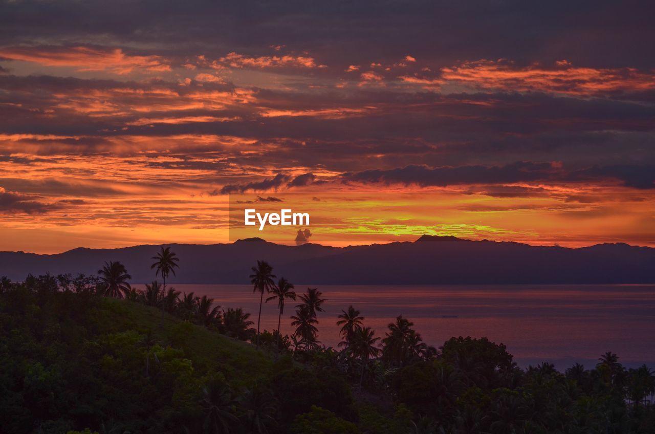 SCENIC VIEW OF SEA AGAINST DRAMATIC SKY