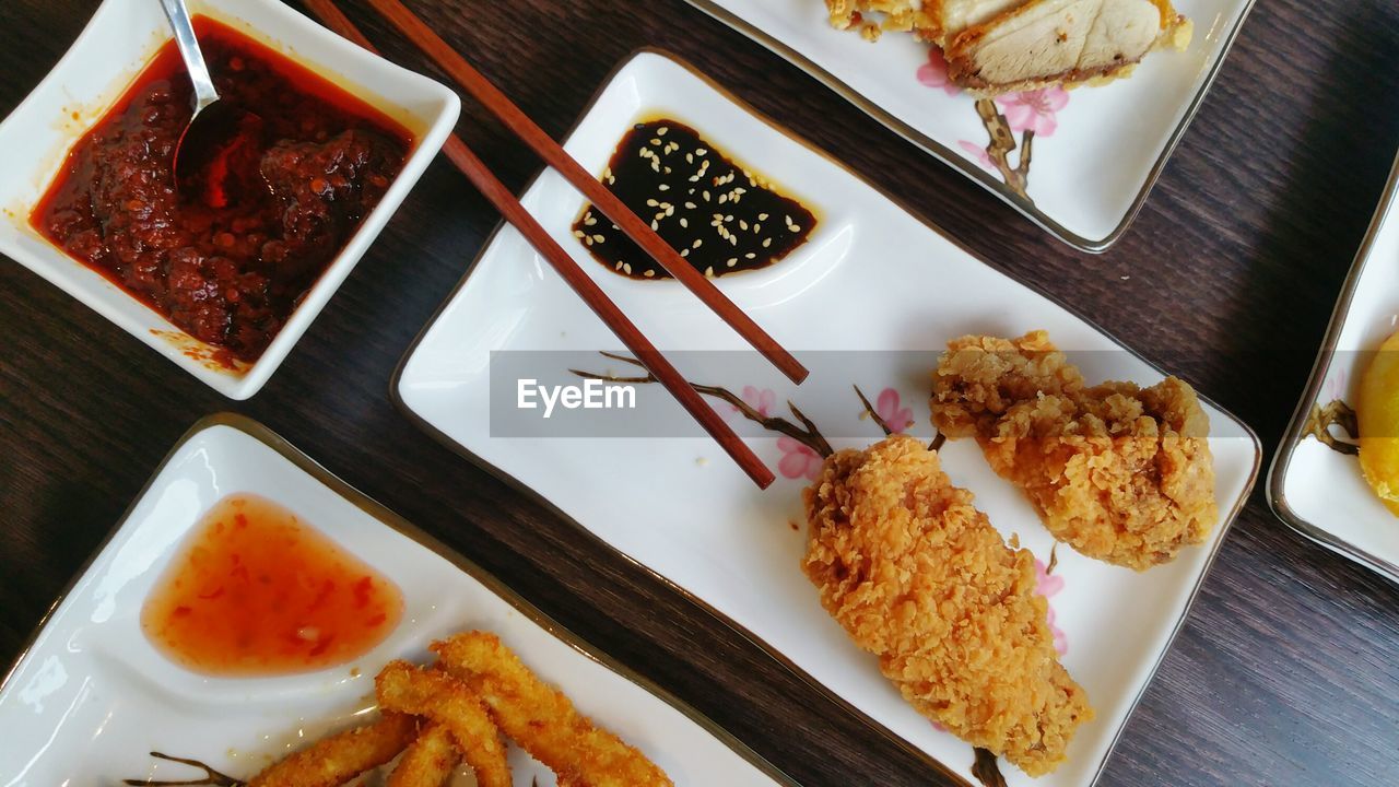 HIGH ANGLE VIEW OF FOOD IN PLATE