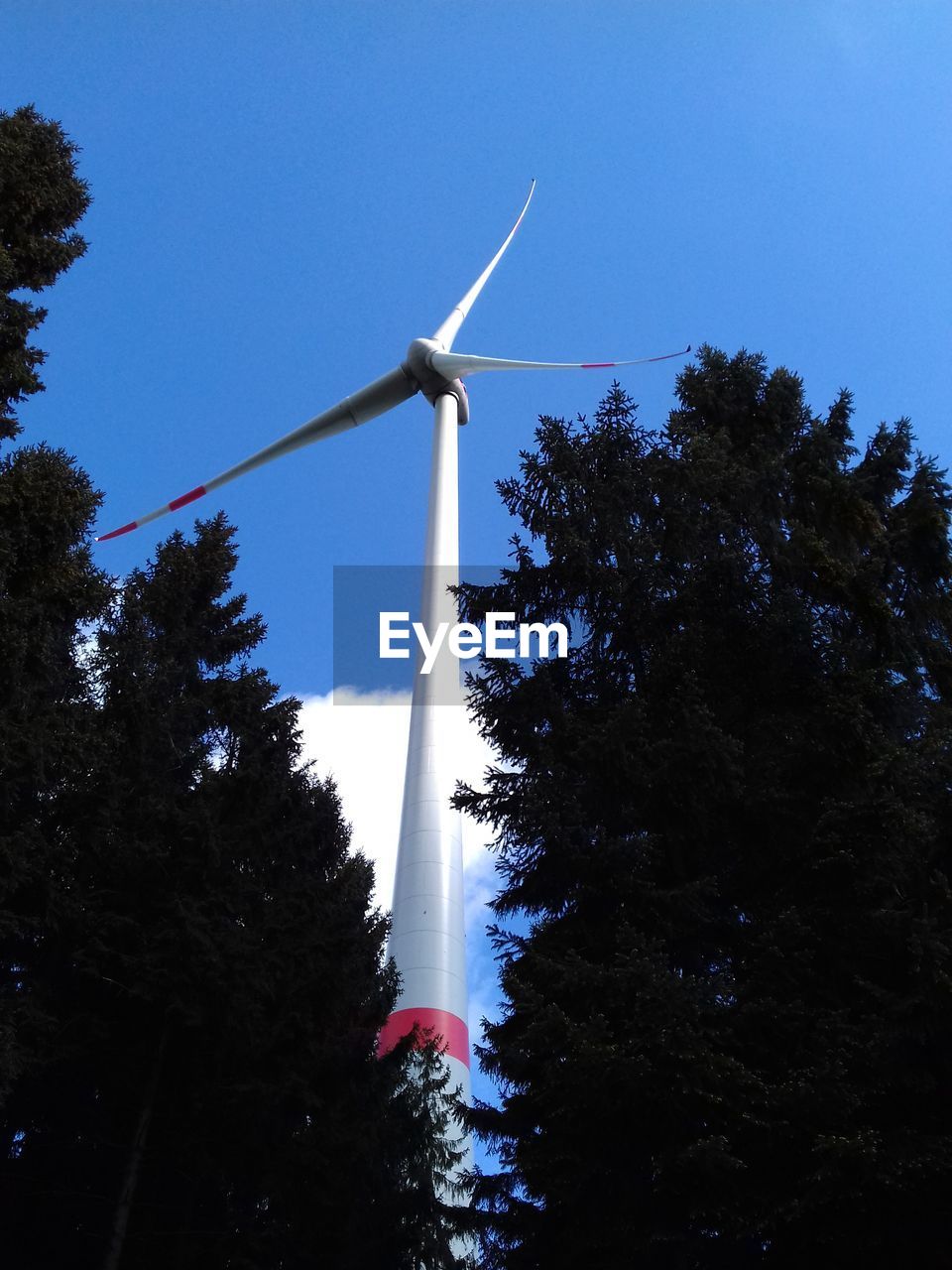 LOW ANGLE VIEW OF WIND TURBINE AGAINST CLEAR SKY