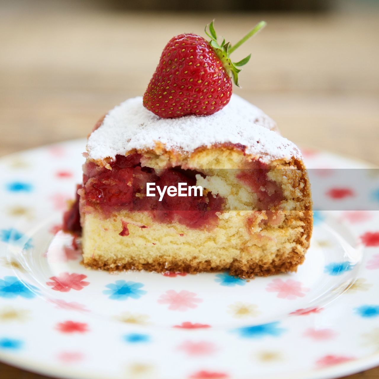 CLOSE-UP OF CAKE SLICE WITH ICE CREAM