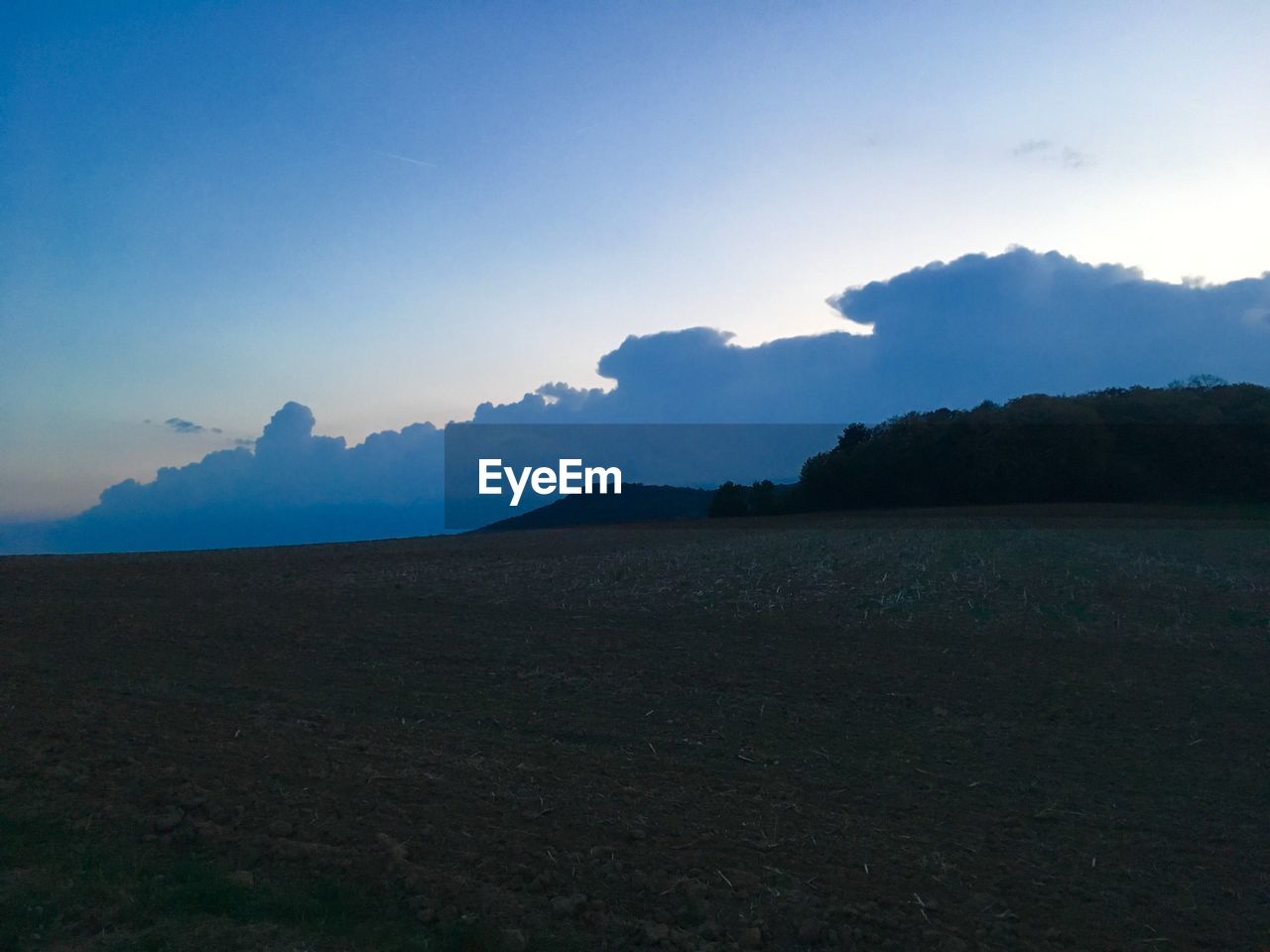 SCENIC VIEW OF FIELD AGAINST SKY DURING SUNRISE