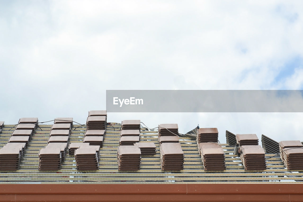 LOW ANGLE VIEW OF ROOF AGAINST SKY