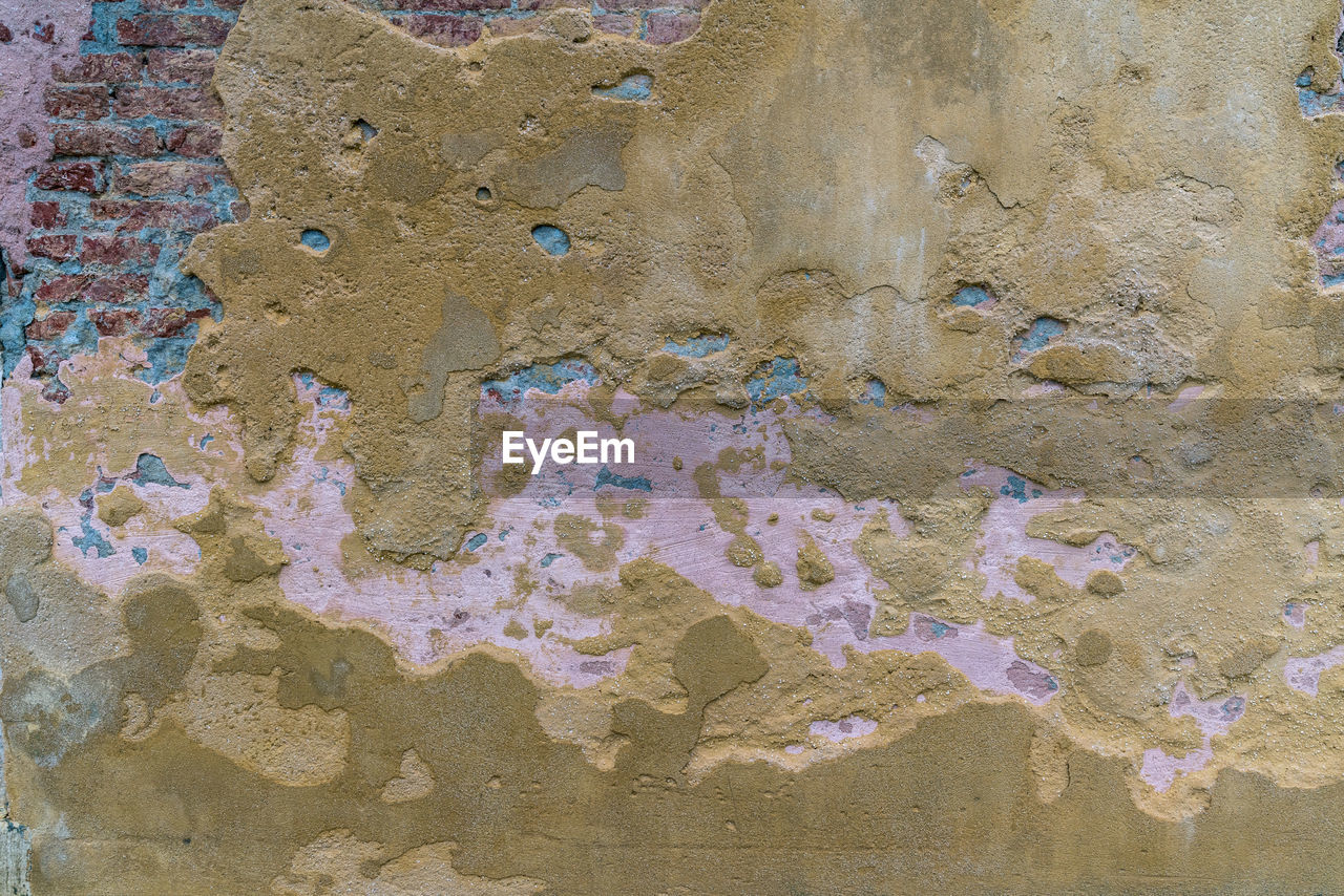 FULL FRAME SHOT OF WEATHERED WALL WITH PAINT