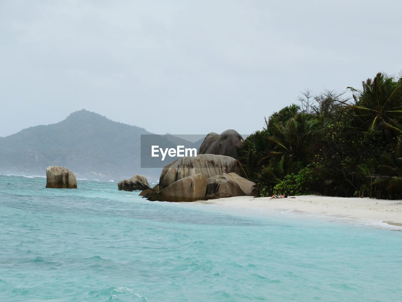 SCENIC VIEW OF SEA AND MOUNTAIN AGAINST CLEAR SKY