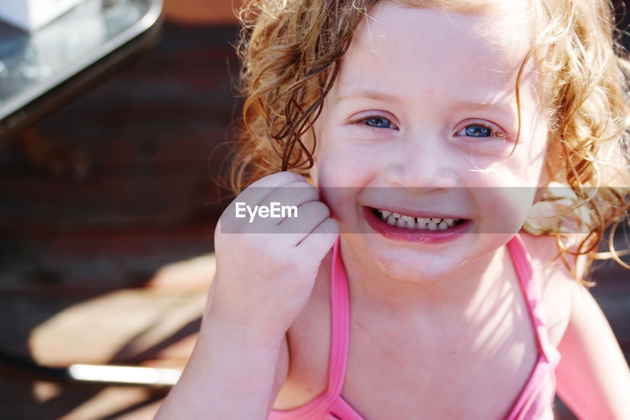 PORTRAIT OF CUTE SMILING GIRL