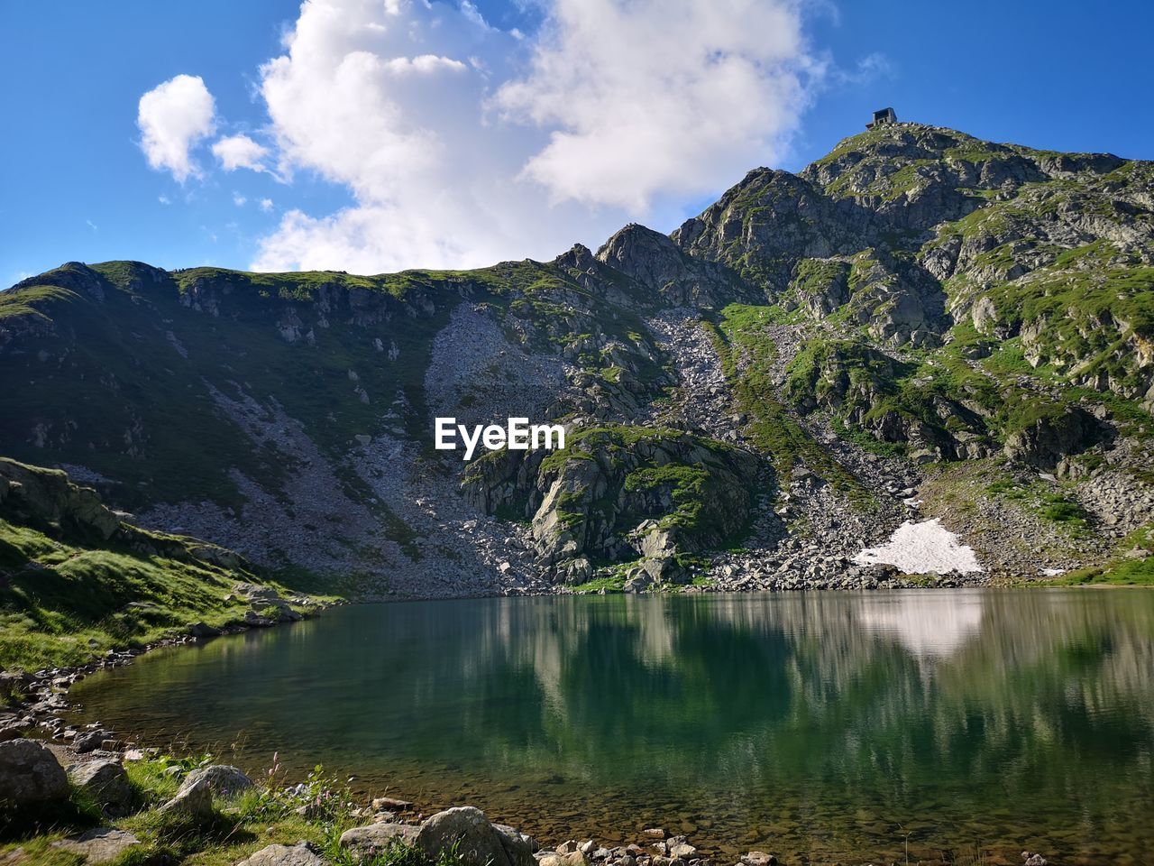 SCENIC VIEW OF LAKE AND MOUNTAIN AGAINST SKY