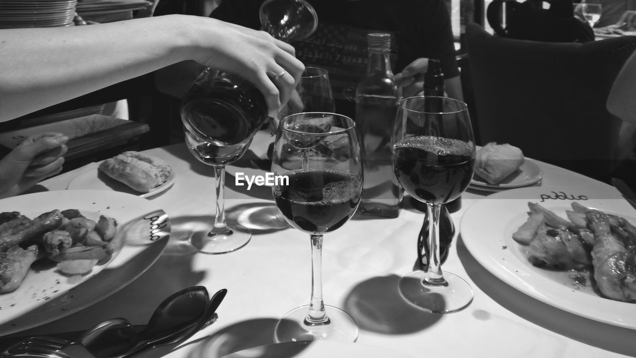 VIEW OF WINE GLASSES ON TABLE