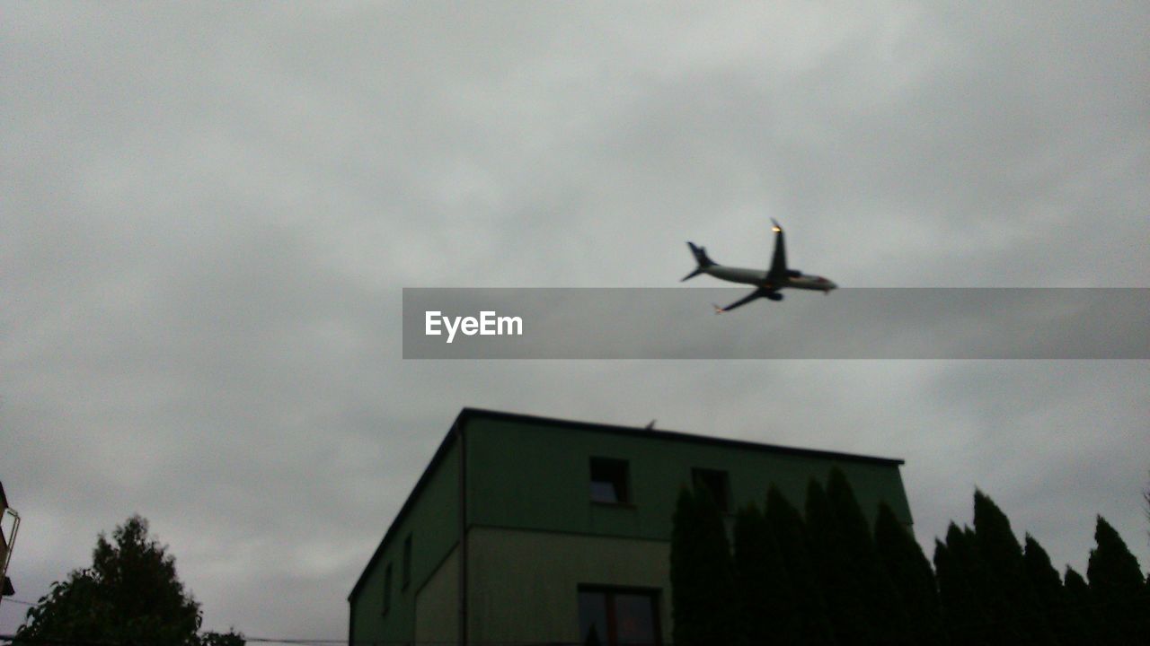 LOW ANGLE VIEW OF AIRPLANE IN SKY