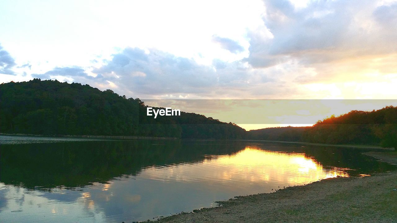 SCENIC VIEW OF LAKE BY MOUNTAINS AGAINST SKY