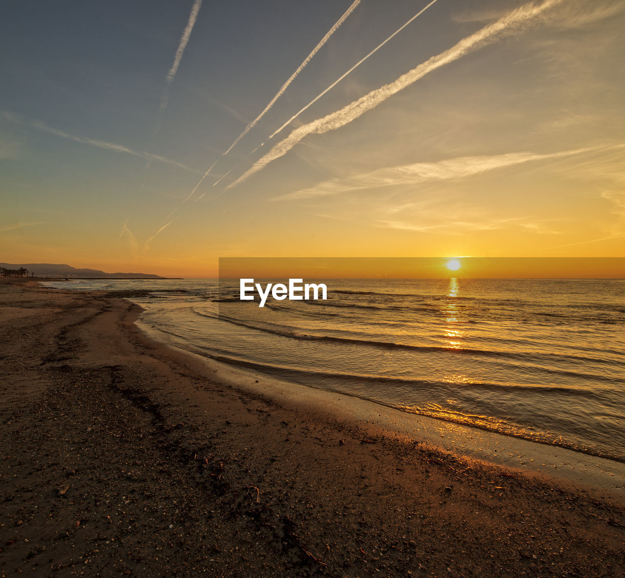 SCENIC VIEW OF SEA AGAINST SUNSET SKY