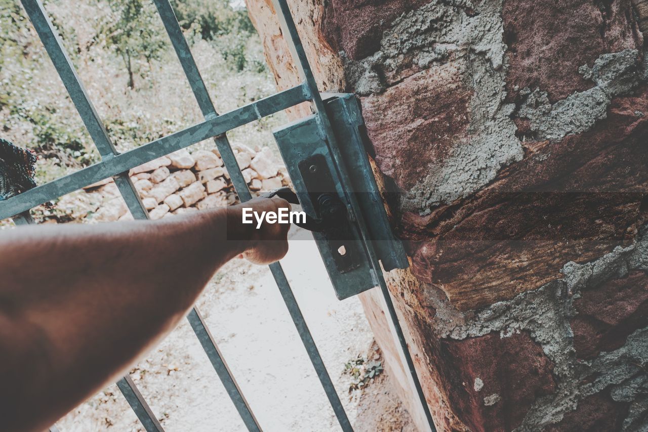 CLOSE-UP OF HAND HOLDING METAL