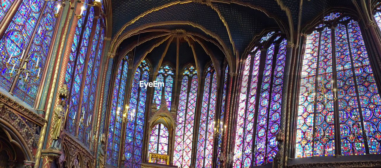 LOW ANGLE VIEW OF STAINED GLASS WINDOW OF CATHEDRAL