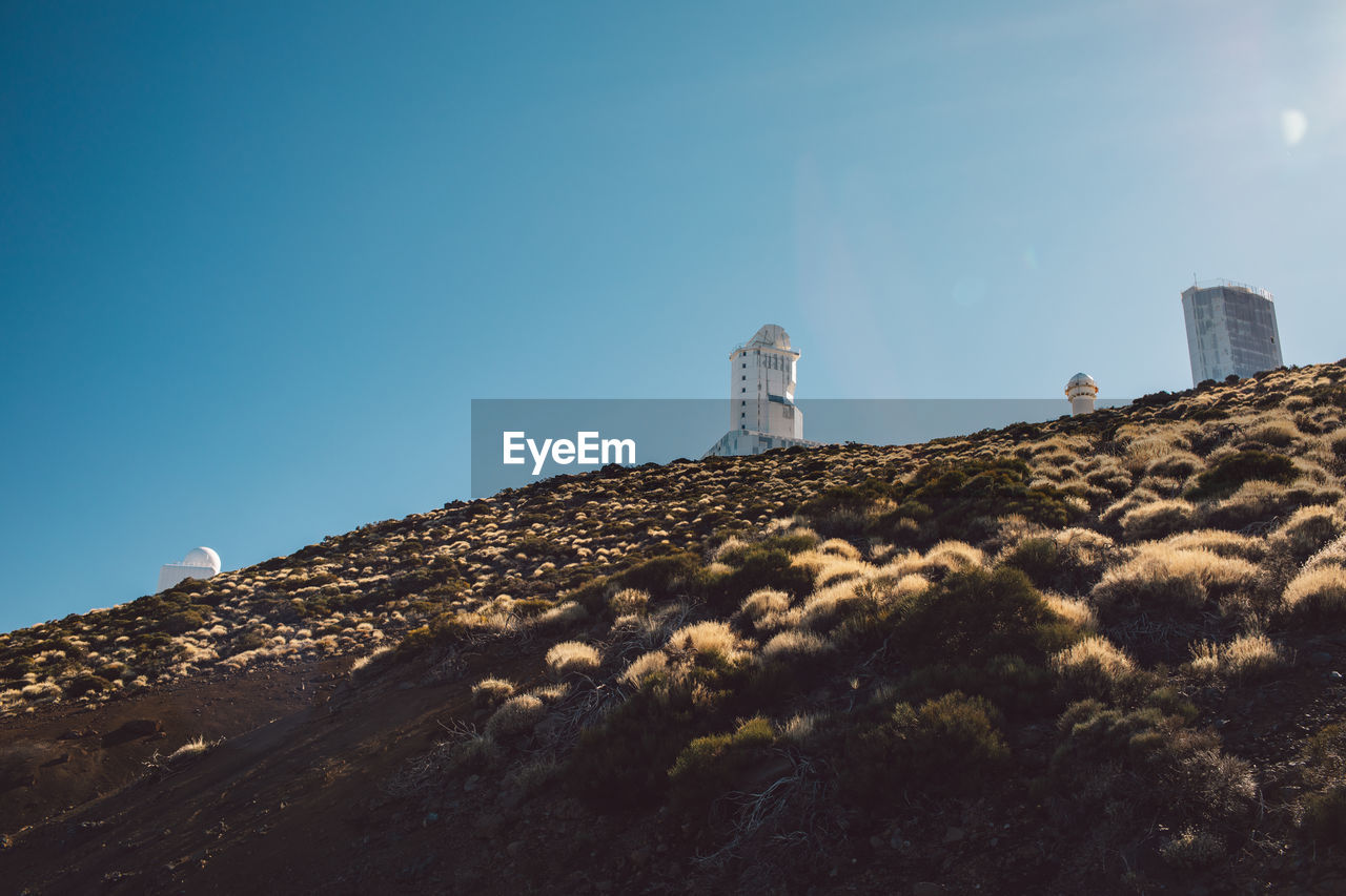 LOW ANGLE VIEW OF LIGHTHOUSE AGAINST CLEAR SKY